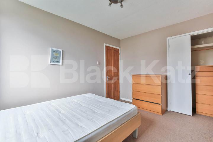 Spacious 3 bedroom property split over 2 floors minutes to Old Street Ironmonger Row , Old Street - Shoreditch